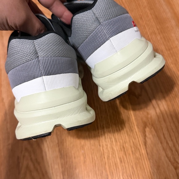 On Cloudrunner women's running shoes in the 'Frost/Aloe' colorwa size 7.5 - Picture 3 of 7